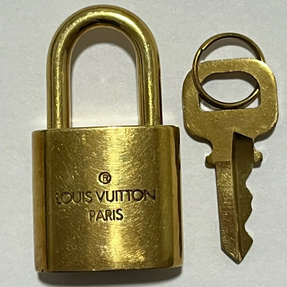 Louis Vuitton Gold Padlock 310 - Picture 2 of 6